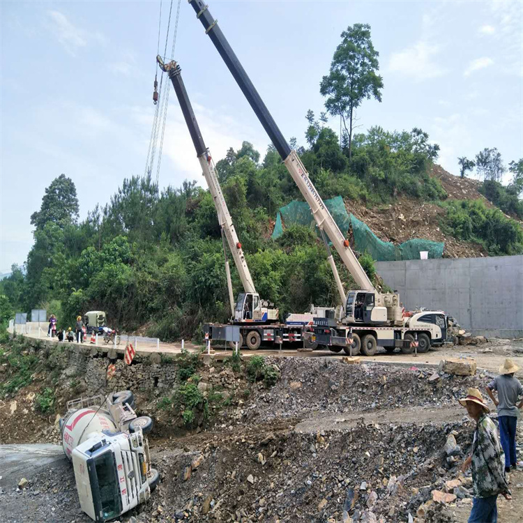 榕城汽车掉沟里叫吊车救援要多少钱